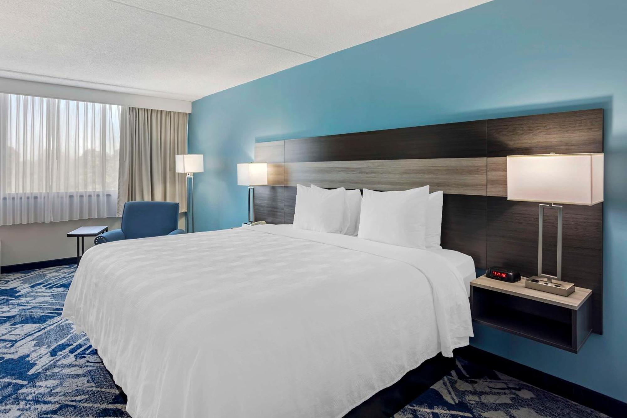 เดย์ โฮเต็ล แอนด์ คอนเฟอเรนซ์ เซ็นเตอร์ บาย วินด์แฮม อีสต์ บรันสวิก Hotel อีสต์บรันส์วิค ภายนอก รูปภาพ