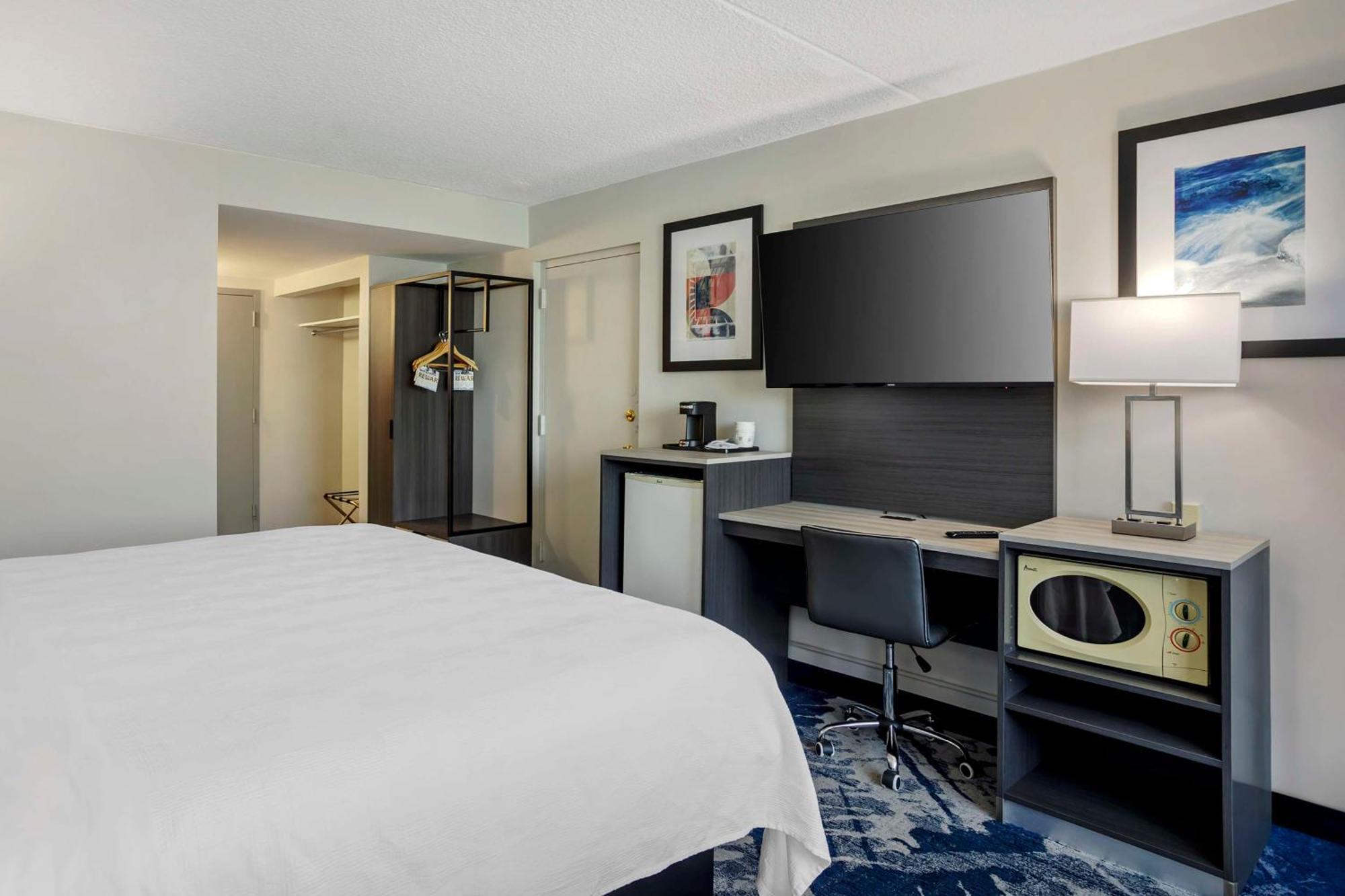 เดย์ โฮเต็ล แอนด์ คอนเฟอเรนซ์ เซ็นเตอร์ บาย วินด์แฮม อีสต์ บรันสวิก Hotel อีสต์บรันส์วิค ภายนอก รูปภาพ
