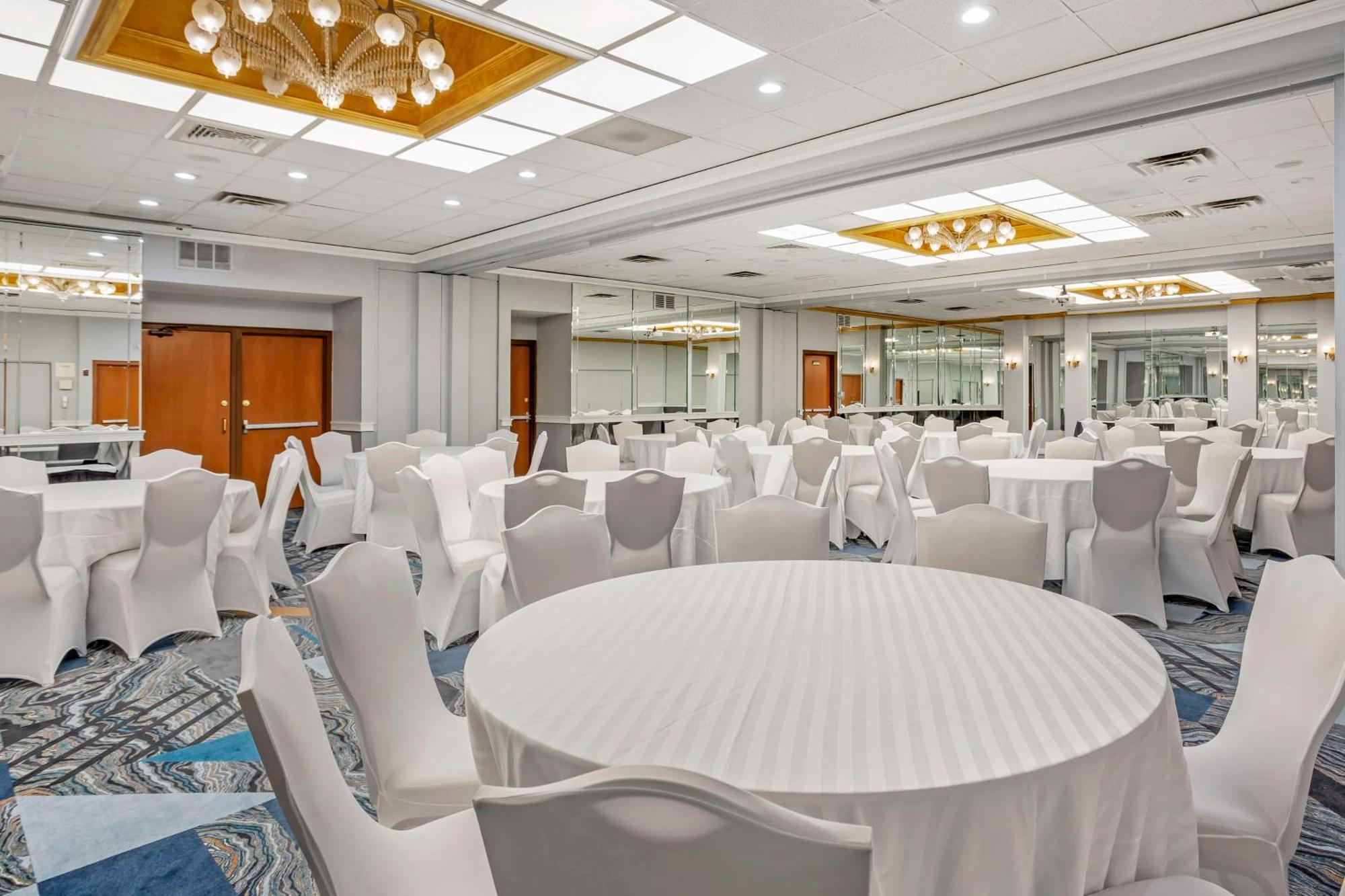 เดย์ โฮเต็ล แอนด์ คอนเฟอเรนซ์ เซ็นเตอร์ บาย วินด์แฮม อีสต์ บรันสวิก Hotel อีสต์บรันส์วิค ภายนอก รูปภาพ