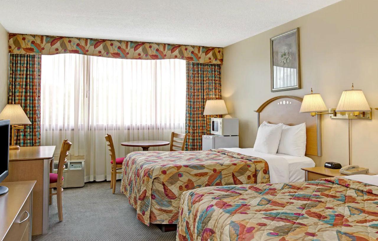 เดย์ โฮเต็ล แอนด์ คอนเฟอเรนซ์ เซ็นเตอร์ บาย วินด์แฮม อีสต์ บรันสวิก Hotel อีสต์บรันส์วิค ภายนอก รูปภาพ